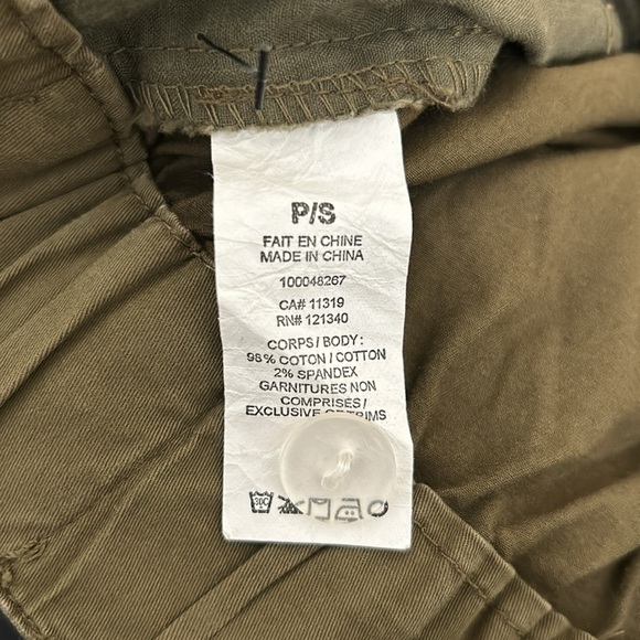 Green shorts with black buckle belt - Picture 3 of 3